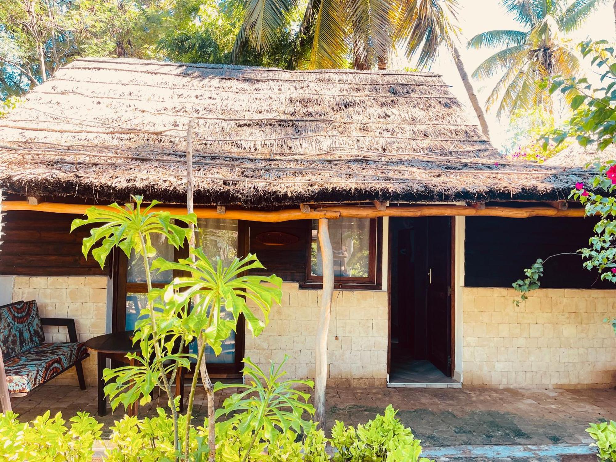 Vovo Telo Lodge Toliara Exterior photo
